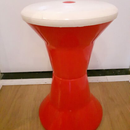 Krukje van rood kunststof